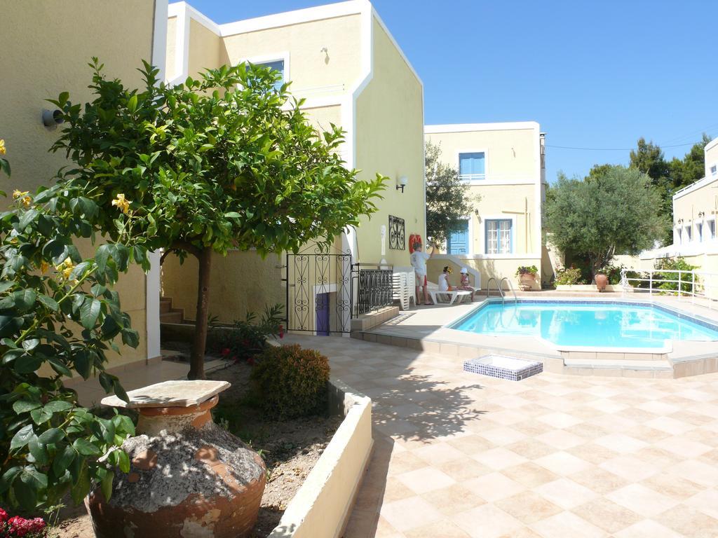 Esperides Maisonettes Agia Marina  Buitenkant foto