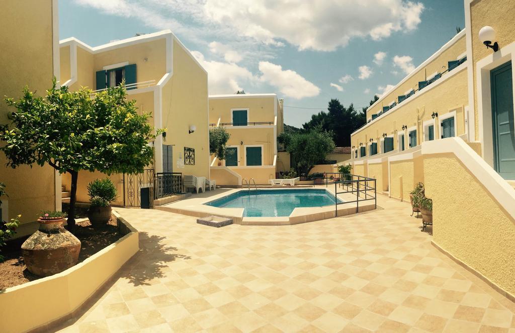 Esperides Maisonettes Agia Marina  Buitenkant foto