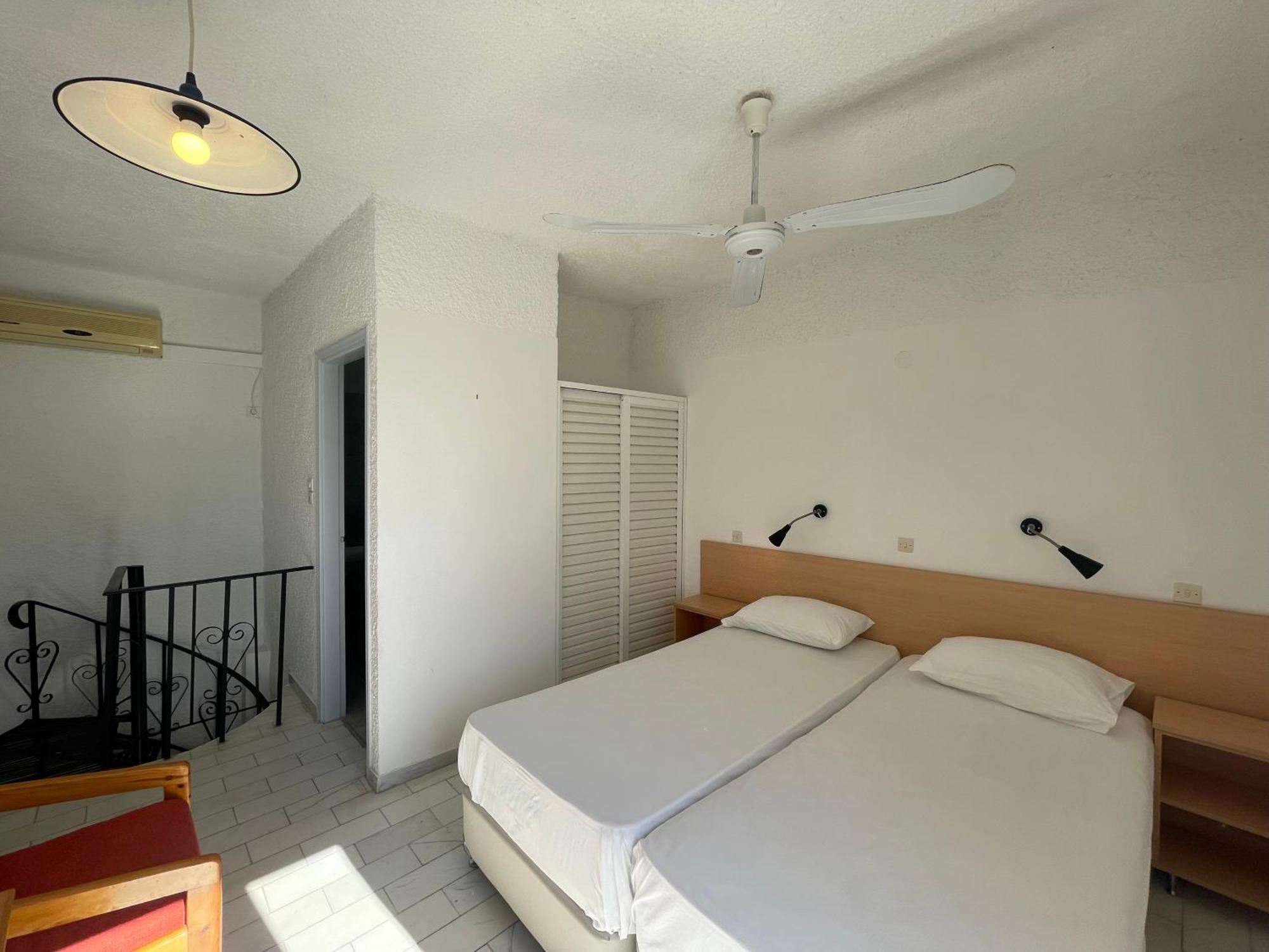 Esperides Maisonettes Agia Marina  Buitenkant foto