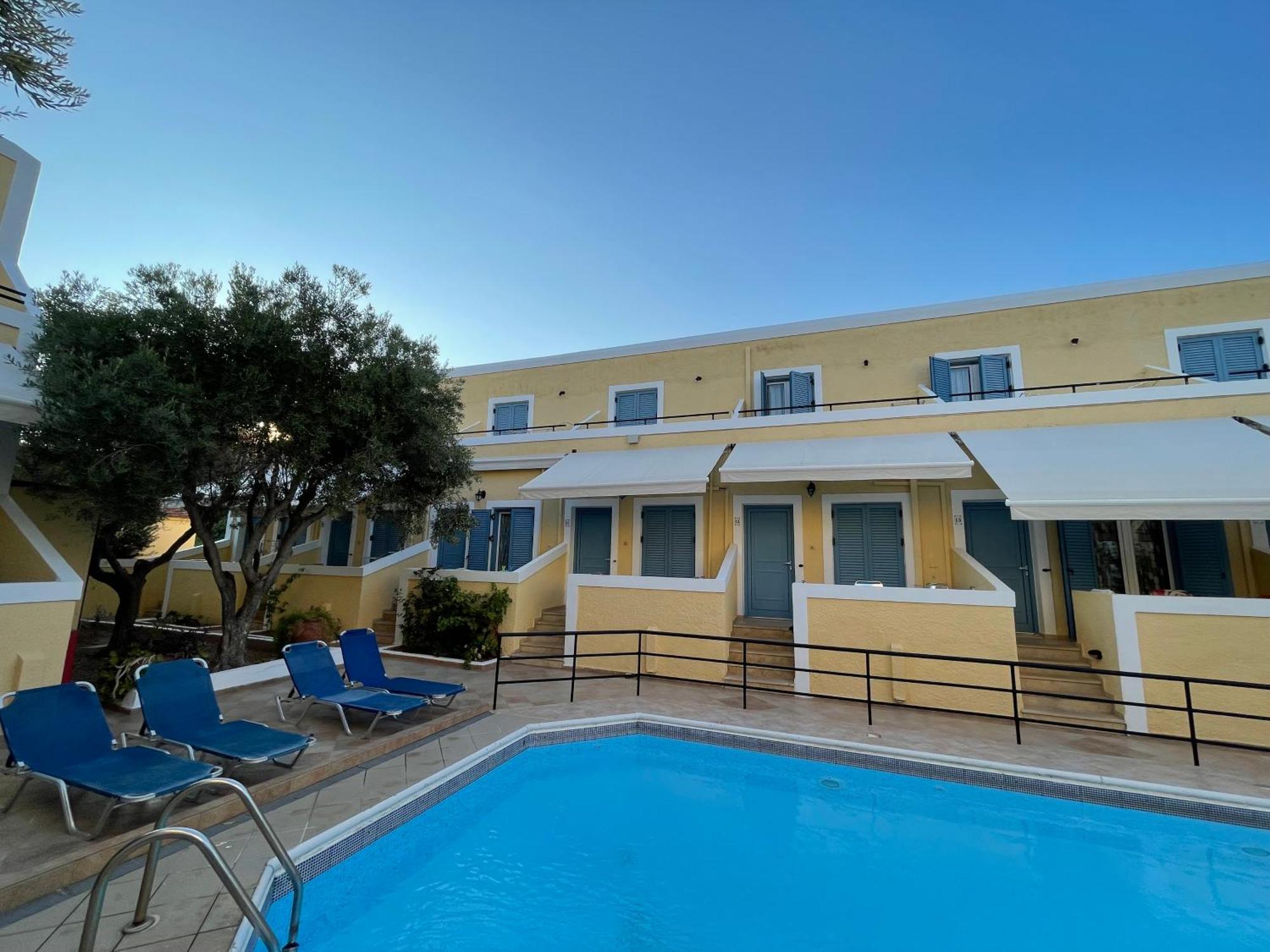 Esperides Maisonettes Agia Marina  Buitenkant foto