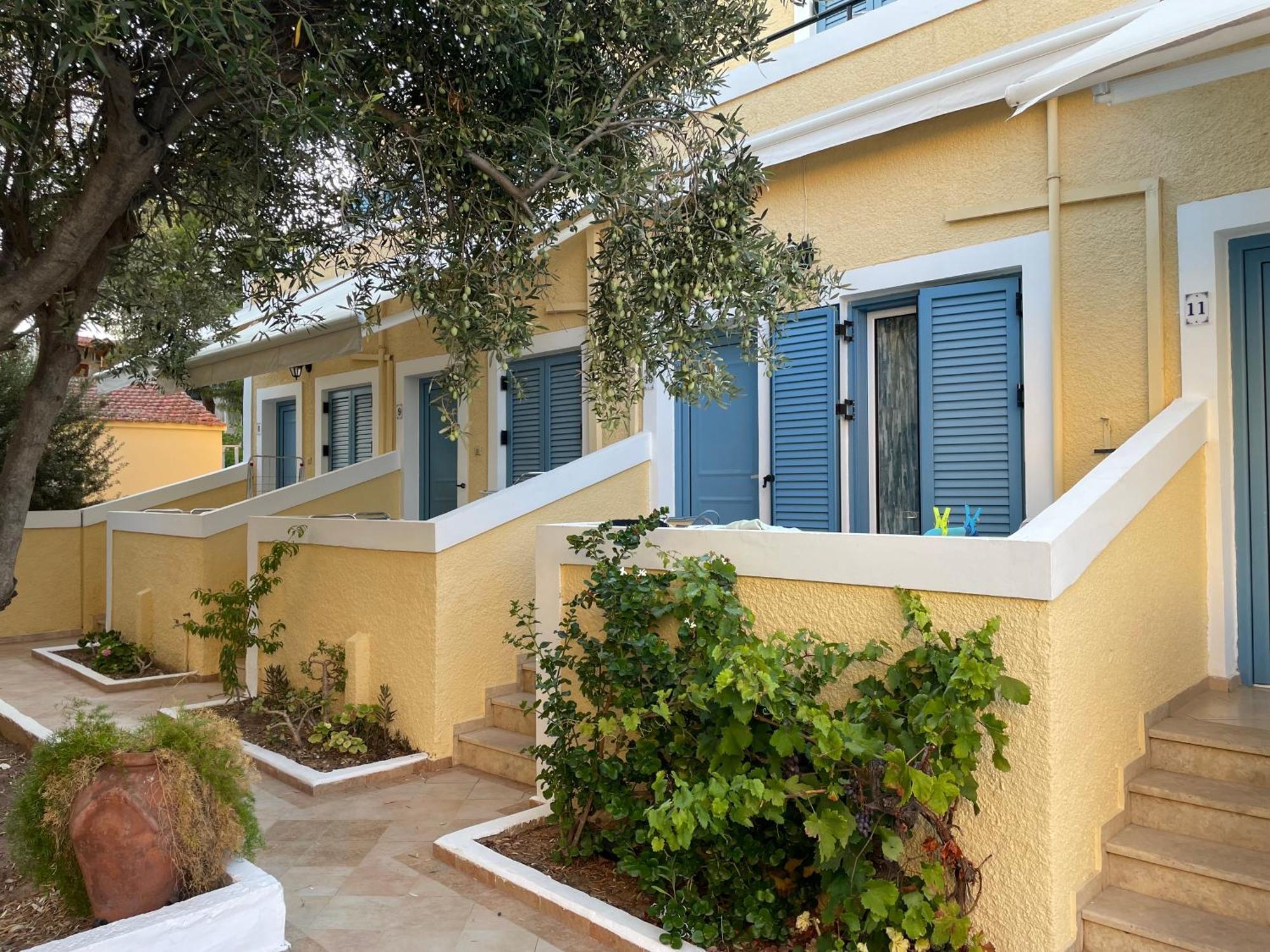 Esperides Maisonettes Agia Marina  Buitenkant foto