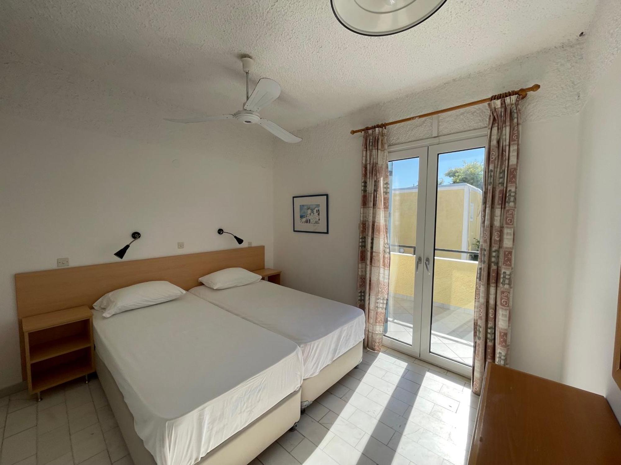Esperides Maisonettes Agia Marina  Buitenkant foto