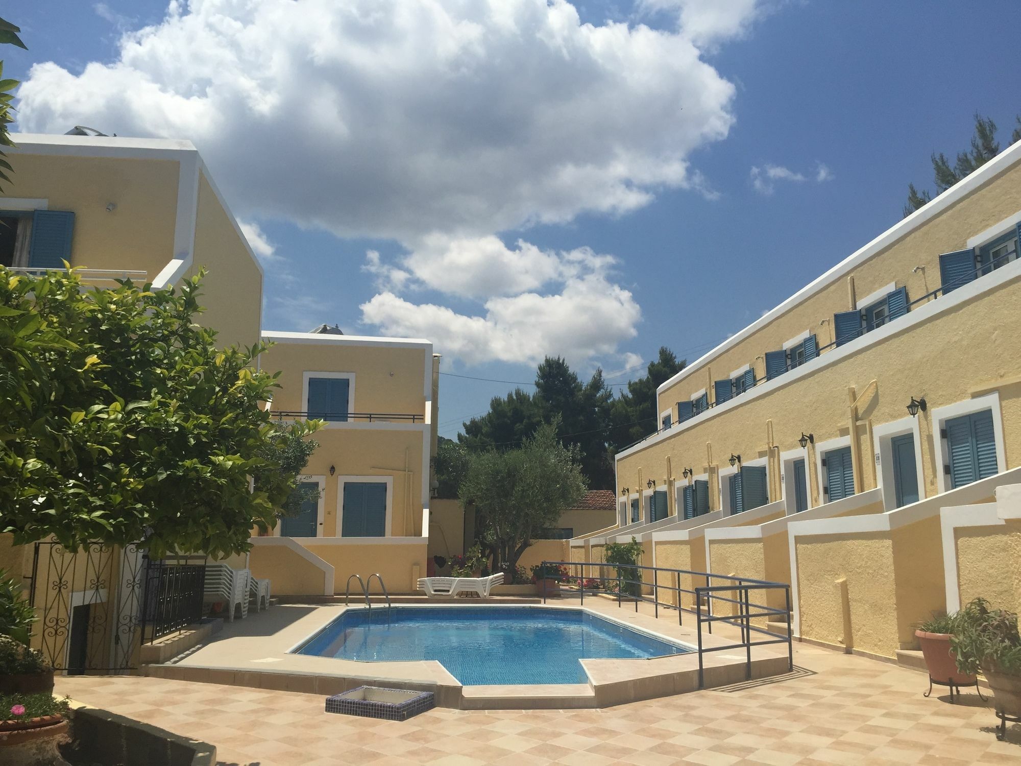 Esperides Maisonettes Agia Marina  Buitenkant foto